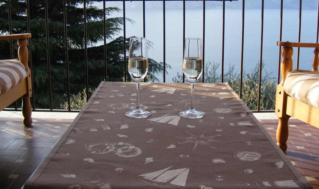 Casa Palmira Apartment Brenzone sul Garda Luaran gambar