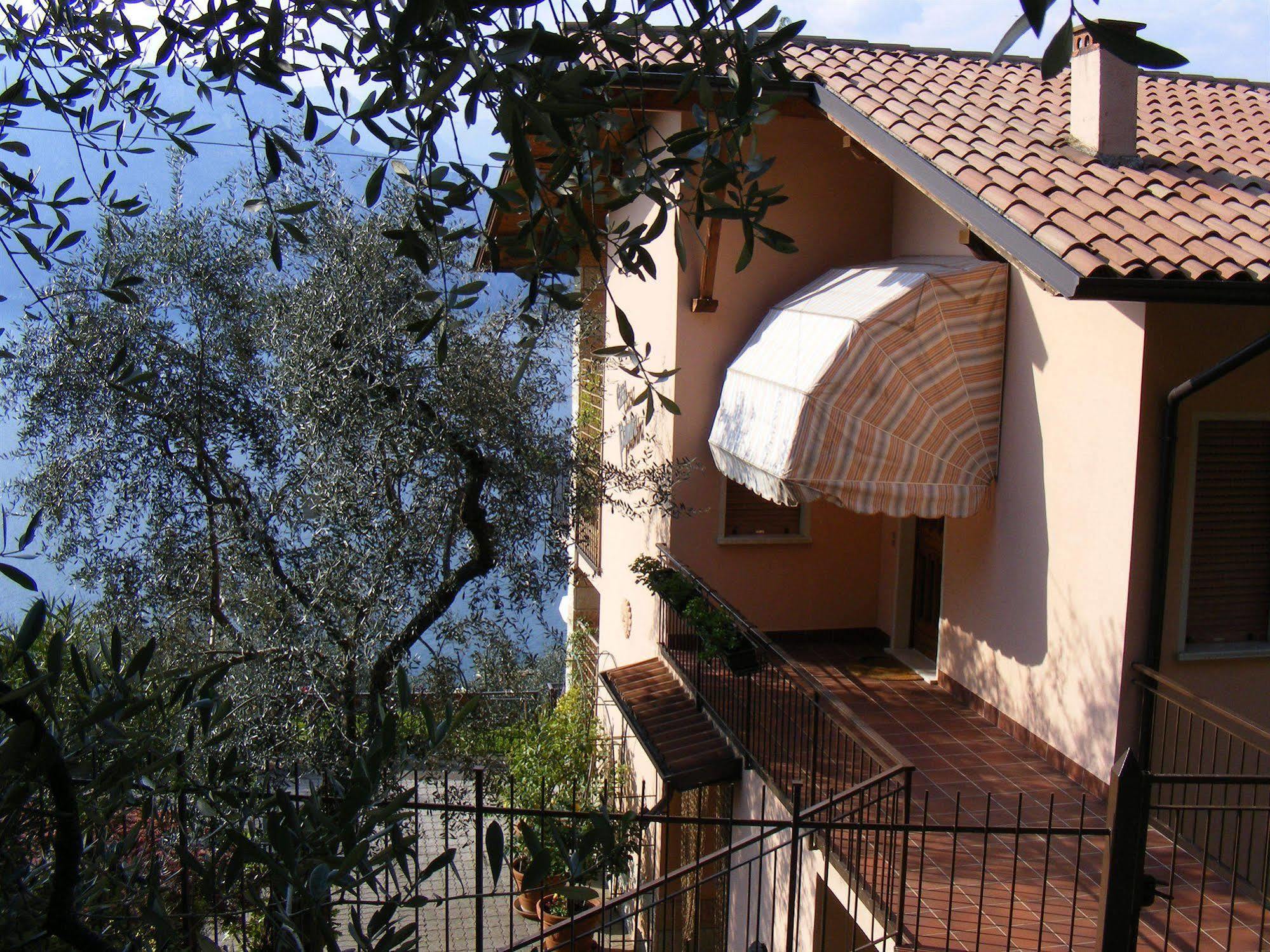 Casa Palmira Apartment Brenzone sul Garda Luaran gambar